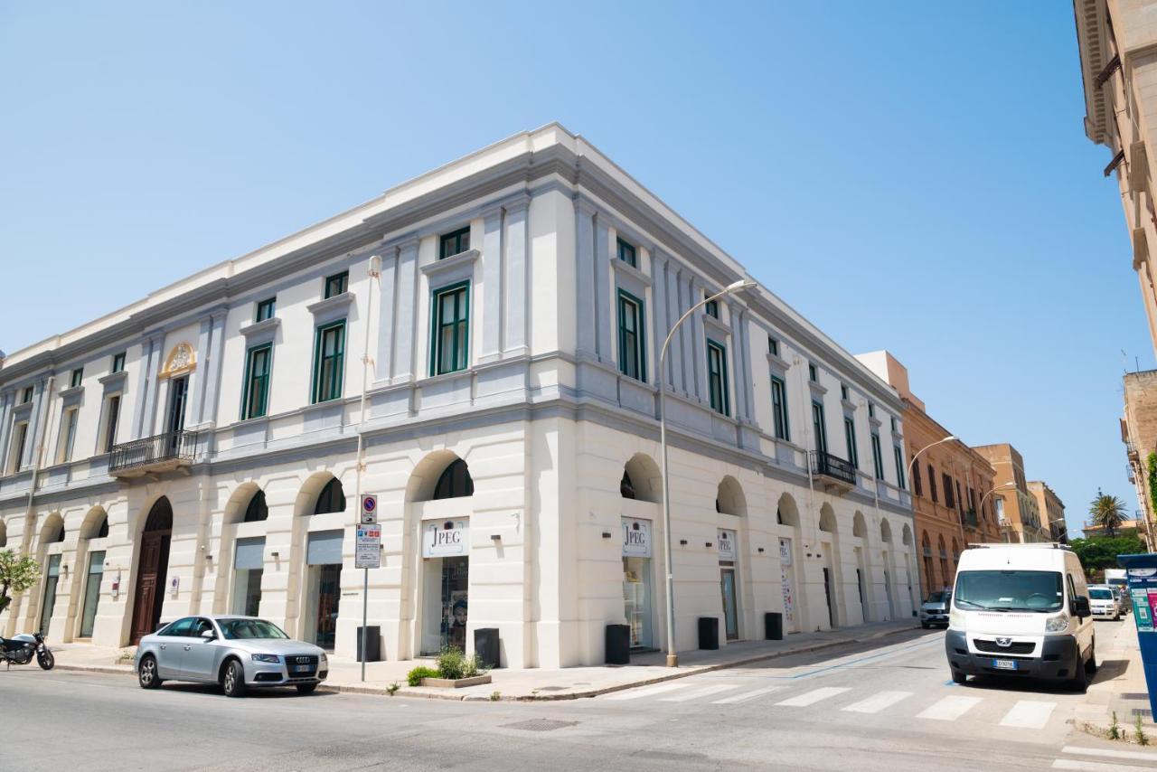 Historico Loft & Rooms Palazzo Adragna XIX Trapani Bagian luar foto